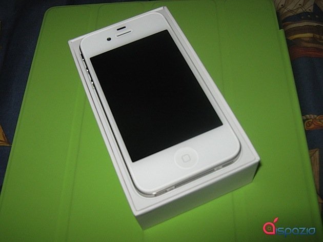 iphone 4g white colour. iphone-4-white-unboxing.jpg